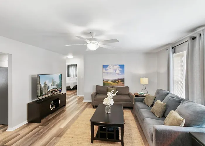 Modern New Just A Half Mile To Dt Libertyville