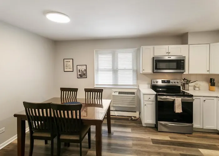Modern New Just A Half Mile To Dt Apartment Libertyville
